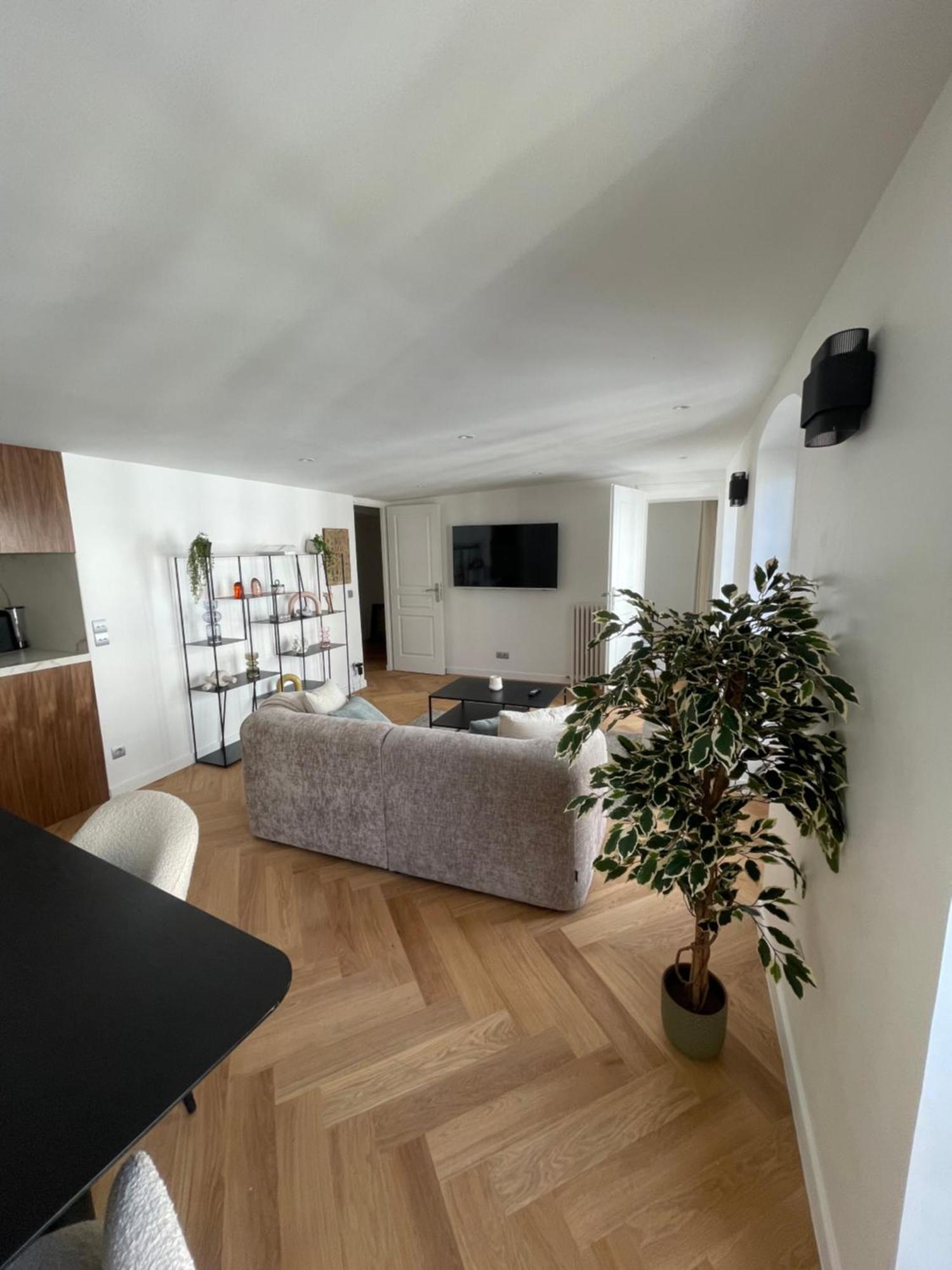 Appartement Neuf A 500m Des Champs-elysees Parijs