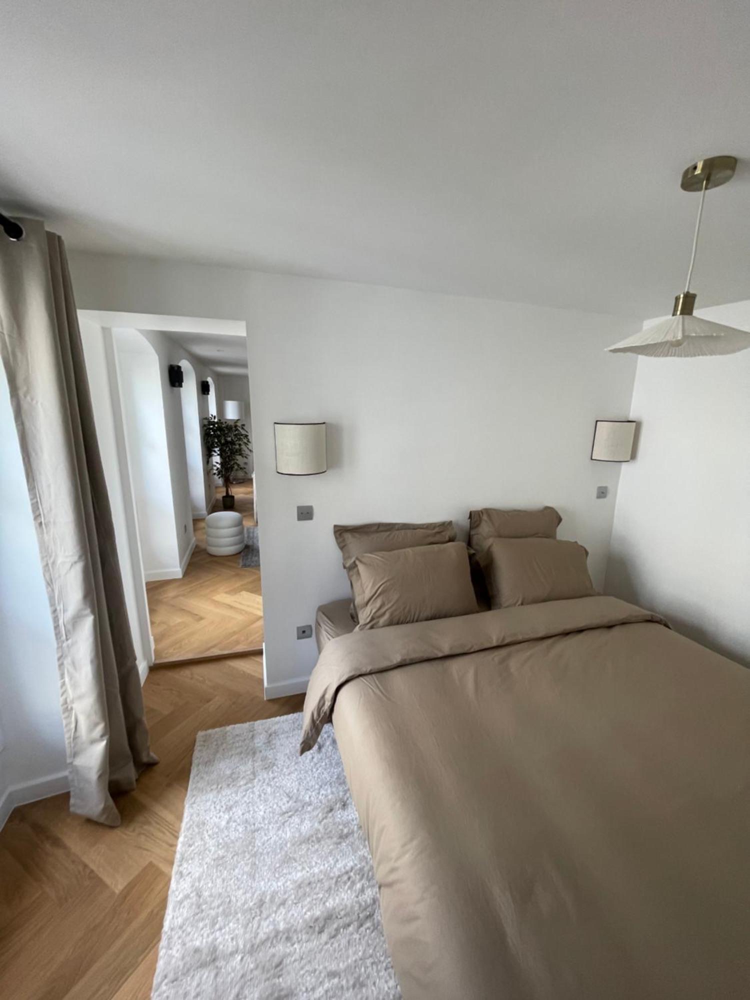 Neuf A 500m Des Champs-elysees Parijs